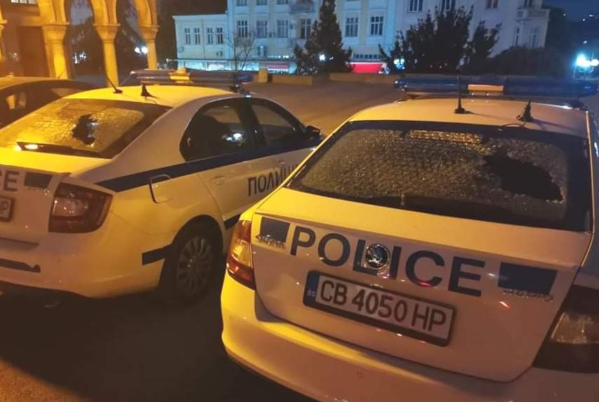 Вандалщина: 41-г натроши стъклата на 4 патрулки в Шумен, полудя след глоба 