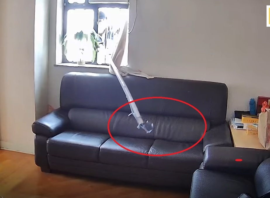 Всички гледат и не вярват как този мъж открадна дамска чанта ВИДЕО