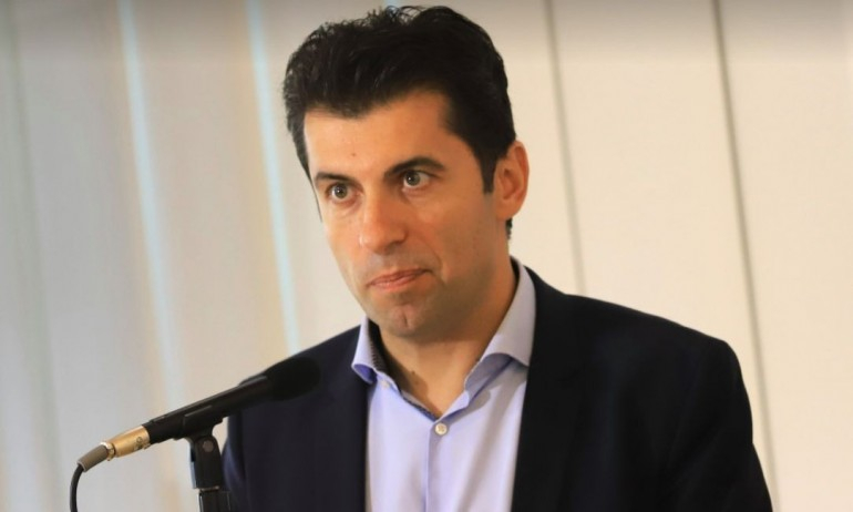 Анализатор съзря ръката на Радев зад лимузината на Бобоков, паркирана пред министерството на Петков СНИМКА
