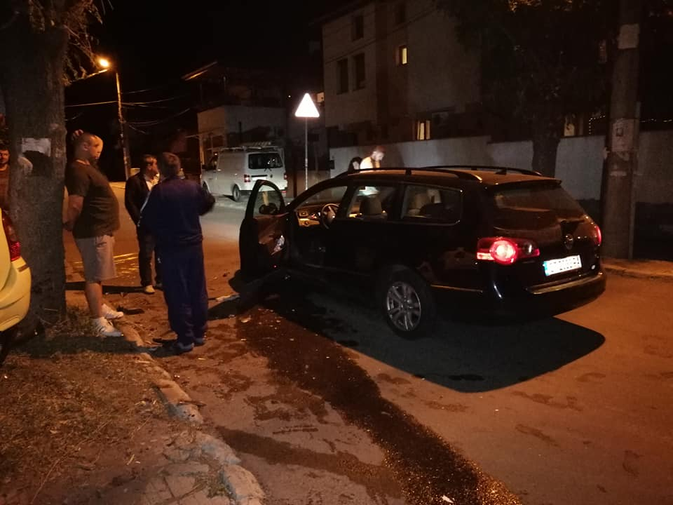 Шофьор заби колата си в ограда след зрелищно меле в Бургас СНИМКИ