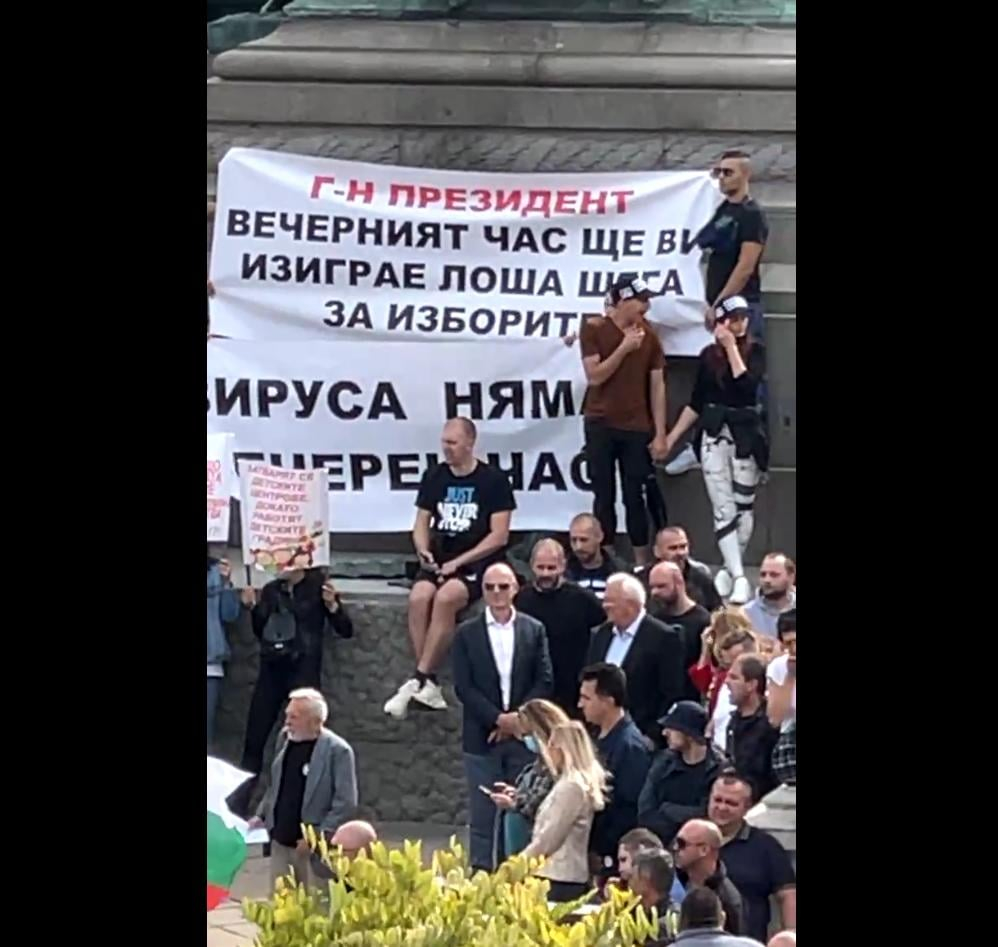 Мрежата ври и кипи за екшъна с Манолова, Бабикян и Тошко на протеста СНИМКИ
