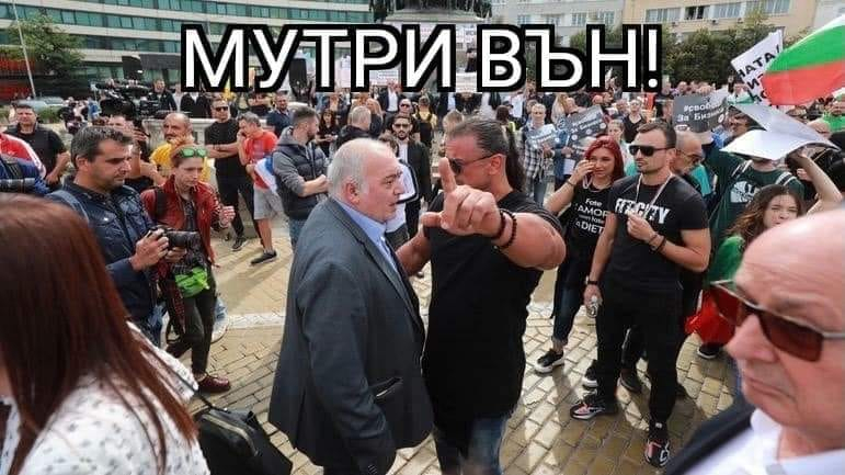 Мрежата ври и кипи за екшъна с Манолова, Бабикян и Тошко на протеста СНИМКИ