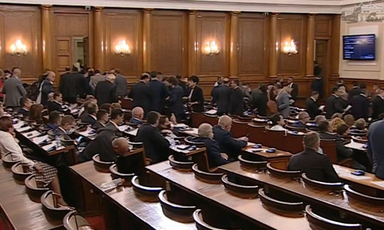 Хаос в НС: ИТН, ИБГНИ и ДБ напуснаха залата при дебатите за парите на НЗОК ВИДЕО