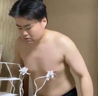 Пълен шок! Какво направи този китаец с гърдите си ВИДЕО