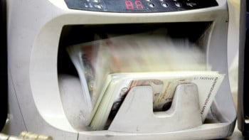 Банкоматът става скъпо удоволствие - теглиш повече, плащаш повече