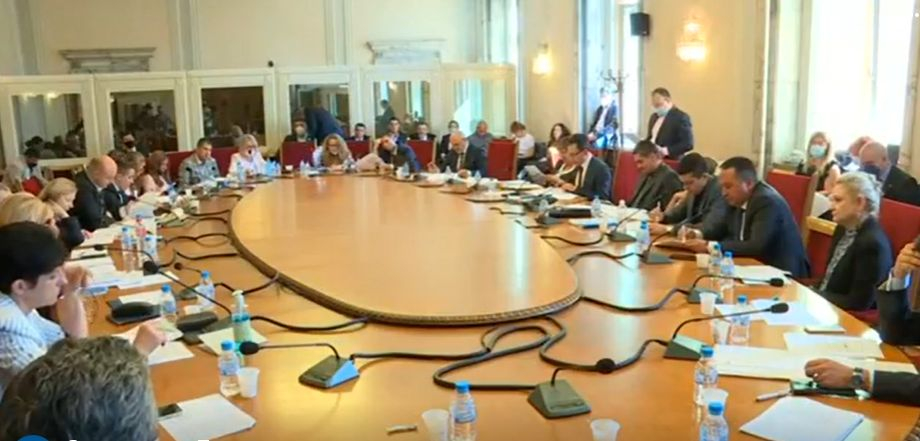 Скандал в правната комисия: Депутат обвини колега, че се е „изсулил като цървул“