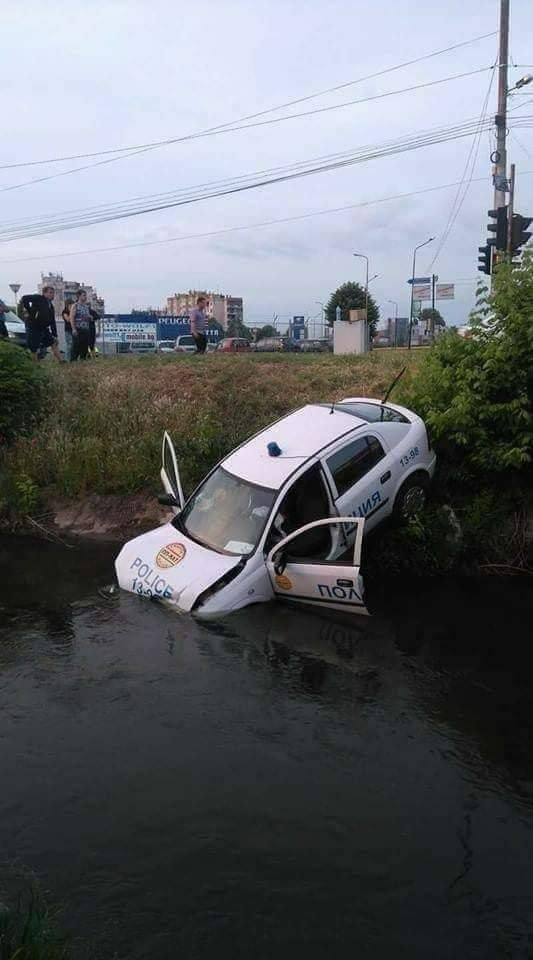 Първо в БЛИЦ! Жесток инцидент с патрулка в Суходол СНИМКА