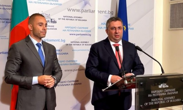 Депутати от ГЕРБ скочиха на Комитова: Сложиха кръст на ...