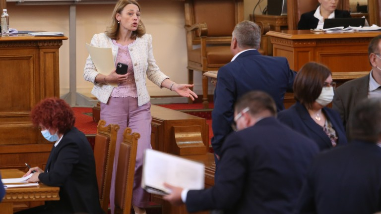 Депутатите най-после актуализираха бюджета посред нощ