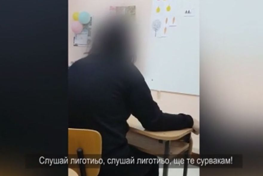 Скандални кадри на насилие от забавачка в Бургас, възпитателка ще чупи главата на дете