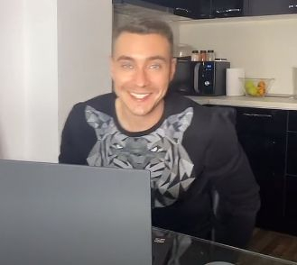 Тя го попита иска ли да подмокри гащичките ѝ, той се съгласи, но не очакваше това ВИДЕО