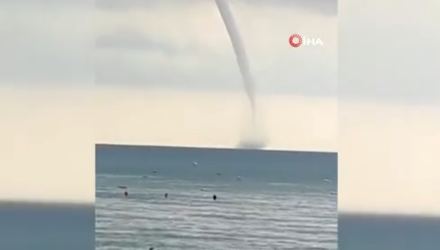 Вижте как два смерча вилняха край курорт ВИДЕО