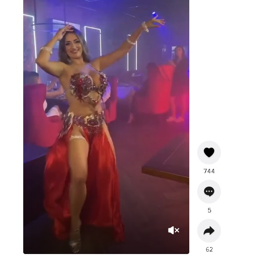 Кючекчиня закърши снага и мъжете онемяха ВИДЕО 18+