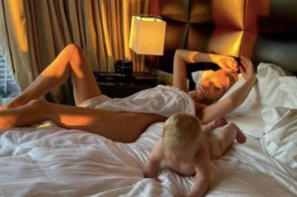 Заради голи СНИМКИ 18+ разпънаха на кръст бивш ангел на Victoria's Secret 