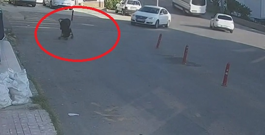 Станалото с количка с бебе изправи косите на всички ВИДЕО