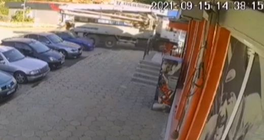 Камион без шофьор потегли край пернишко школо и стана страшно СНИМКИ