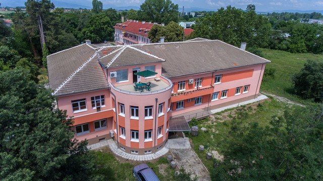 Полицаи влязоха във физкултурния салон на пазарджишко школо и онемяха 