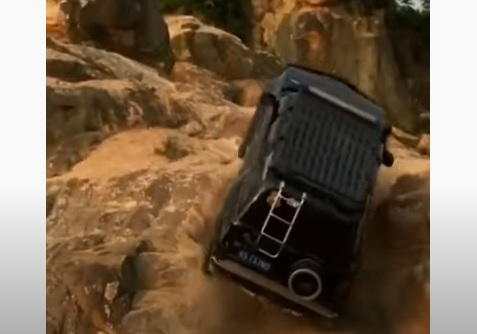 Зрелищни ВИДЕА: Промъкващ се сред скалите Land Cruiser възхити мрежата