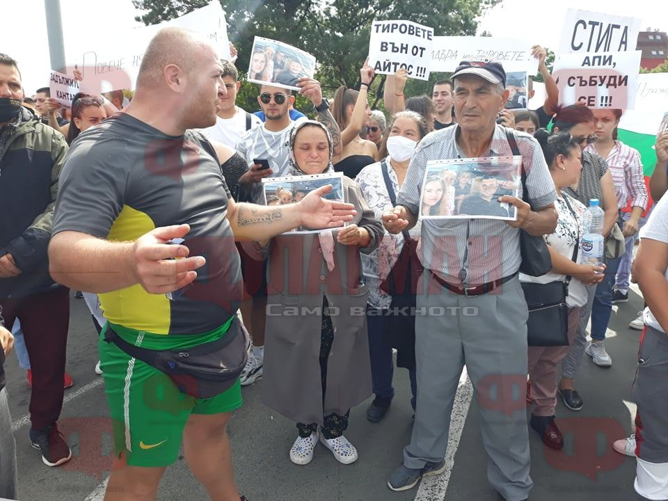 Сблъсъци с полицията на протеста в Айтос! Почернените родители на Нури плачат и... ВИДЕО 