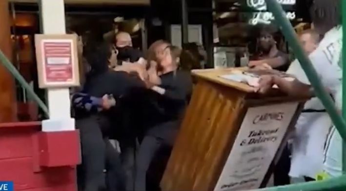 Туристи бият хостеса заради сертификат за ваксини ВИДЕО