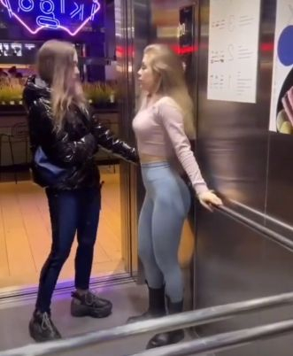 Тя си мислеше, че е секси, но когато опонентката ѝ свали якето си... ВИДЕО