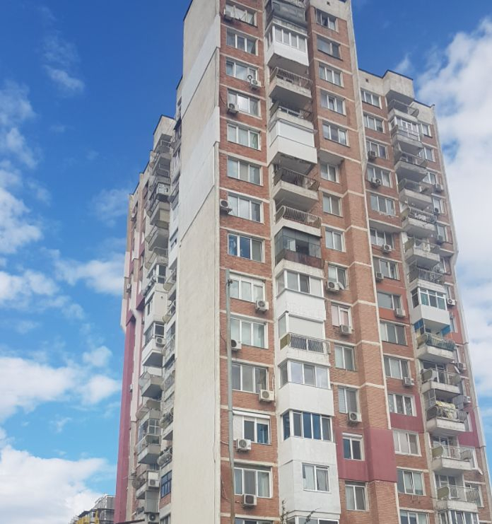 Мощна експлозия разтърси варненски блок, линейки и пожарни хвърчат към мястото СНИМКИ 