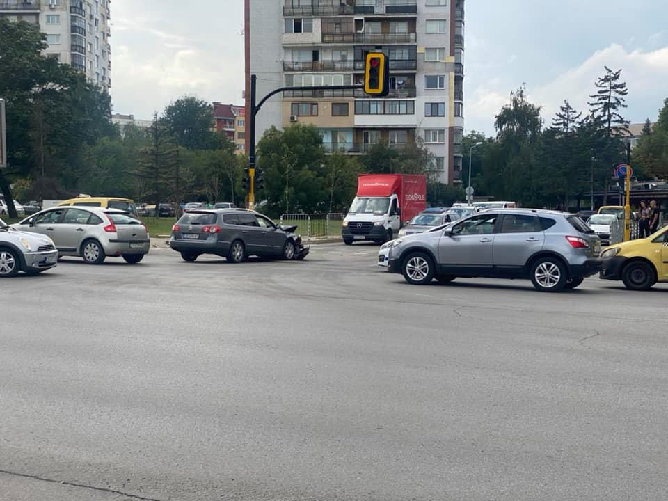 Тежка катастрофа окървави столичен квартал, има пострадали СНИМКИ