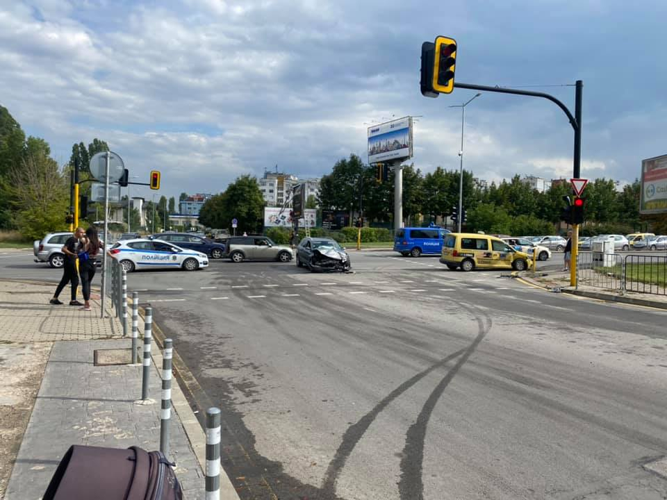 Тежка катастрофа окървави столичен квартал, има пострадали СНИМКИ