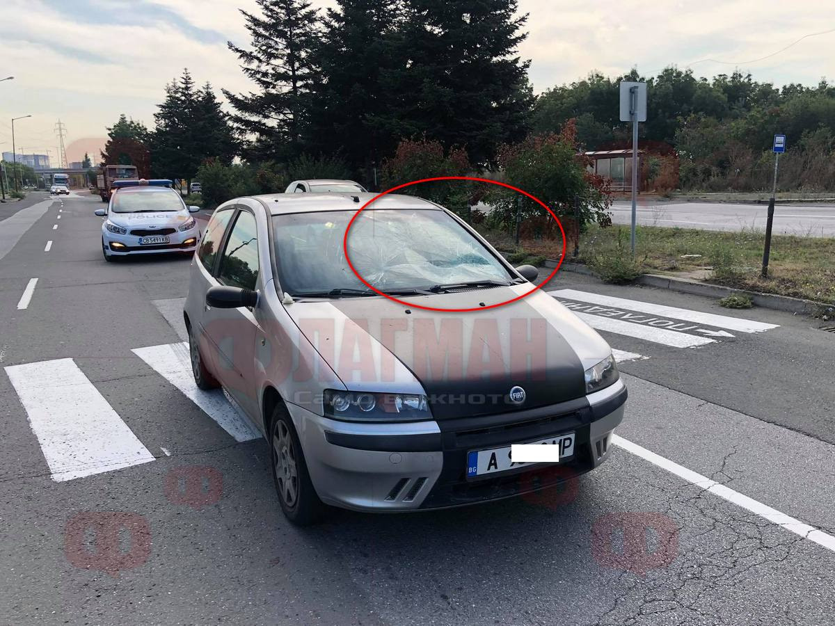 Фиат помете преминаващ по пешеходна пътека в Бургас