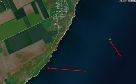 Кораб заседна край скалите на Камен бряг ВИДЕО