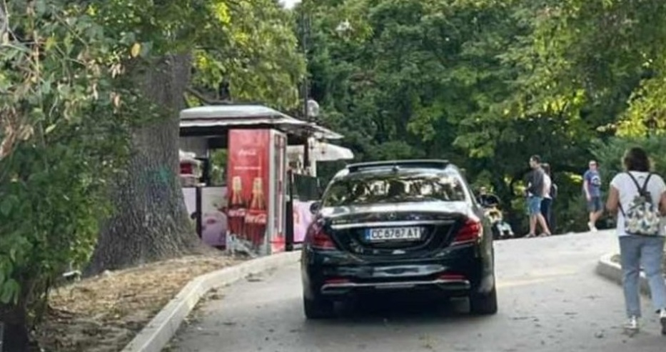 Нагло! Силистренски Мерцедес слаломира между майки с колички СНИМКА