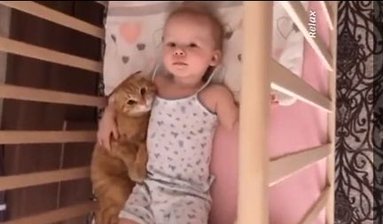 Удивително: Бебе и коте са създадени един за друг ВИДЕО