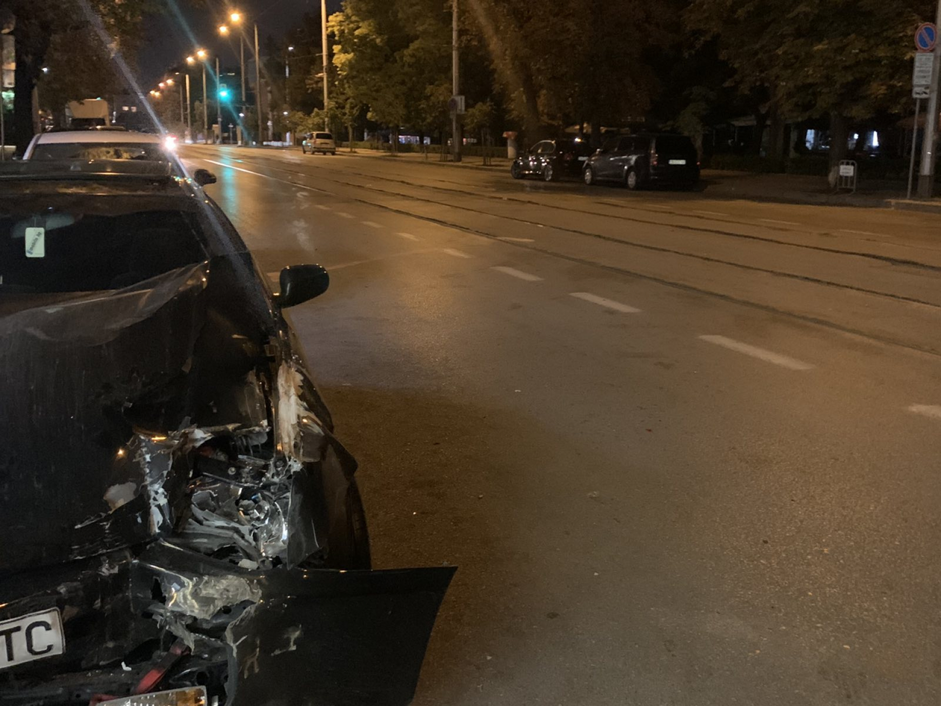 Дете излетя през прозореца на кола при катастрофа в столицата СНИМКИ