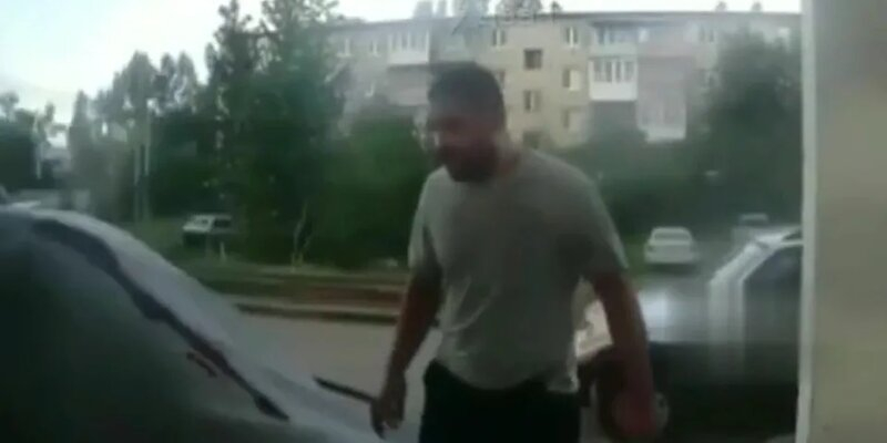 Ужасяващо ВИДЕО 18+: Жител на блок наръга мъже, които смущават съня на съпругата му 