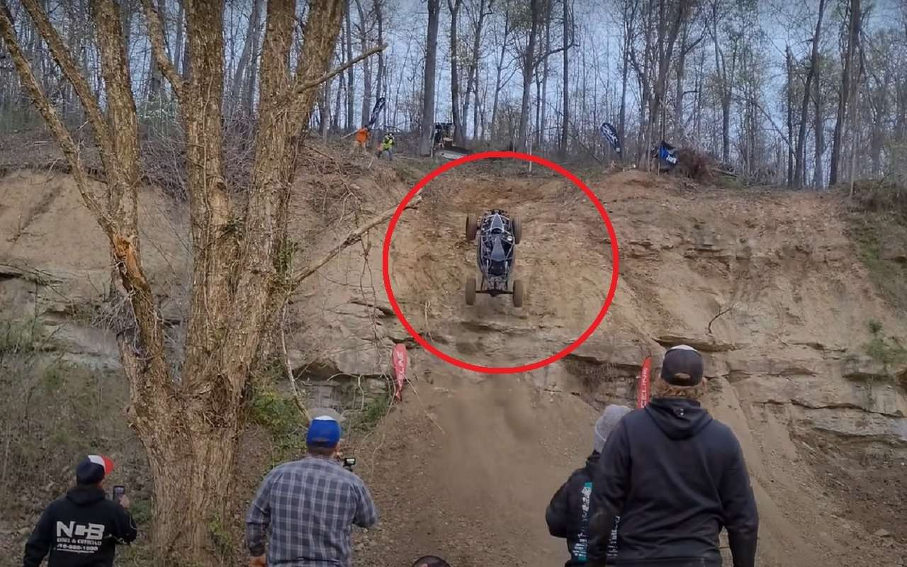 Нереално: Офроуд машина се катери по вертикално трасе ВИДЕО