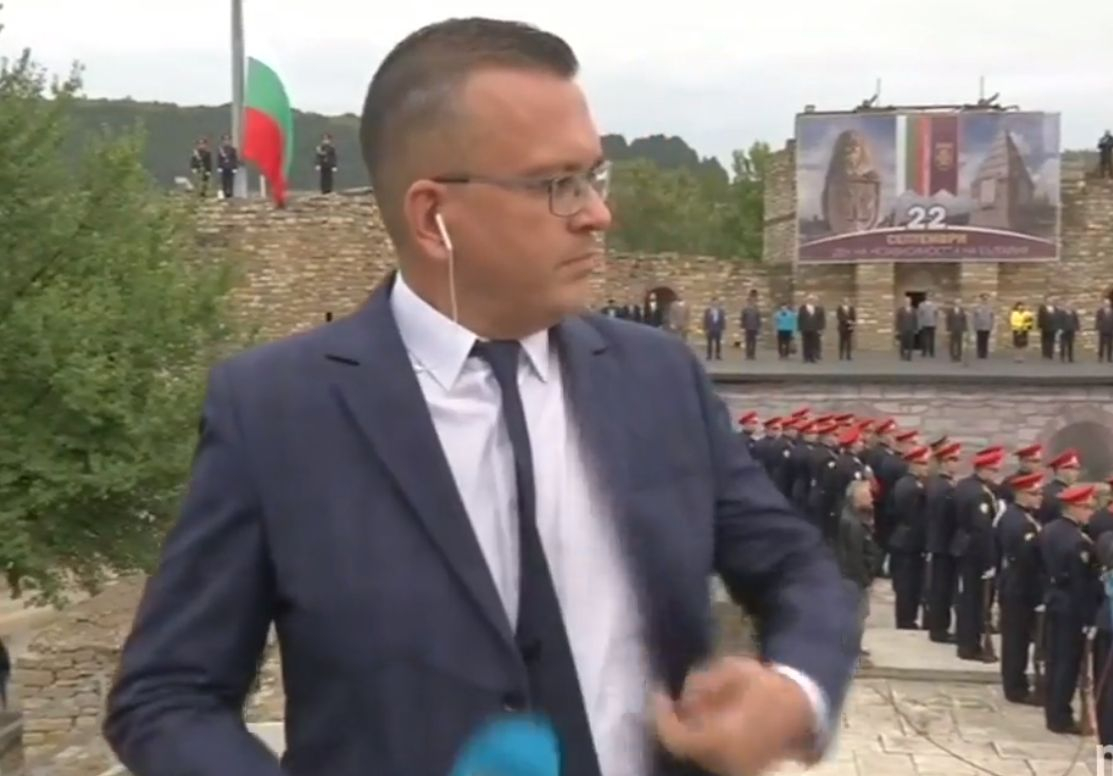 Репортер на Нова ТВ панически се разсъблече в ефир на метри от Радев! СНИМКИ
