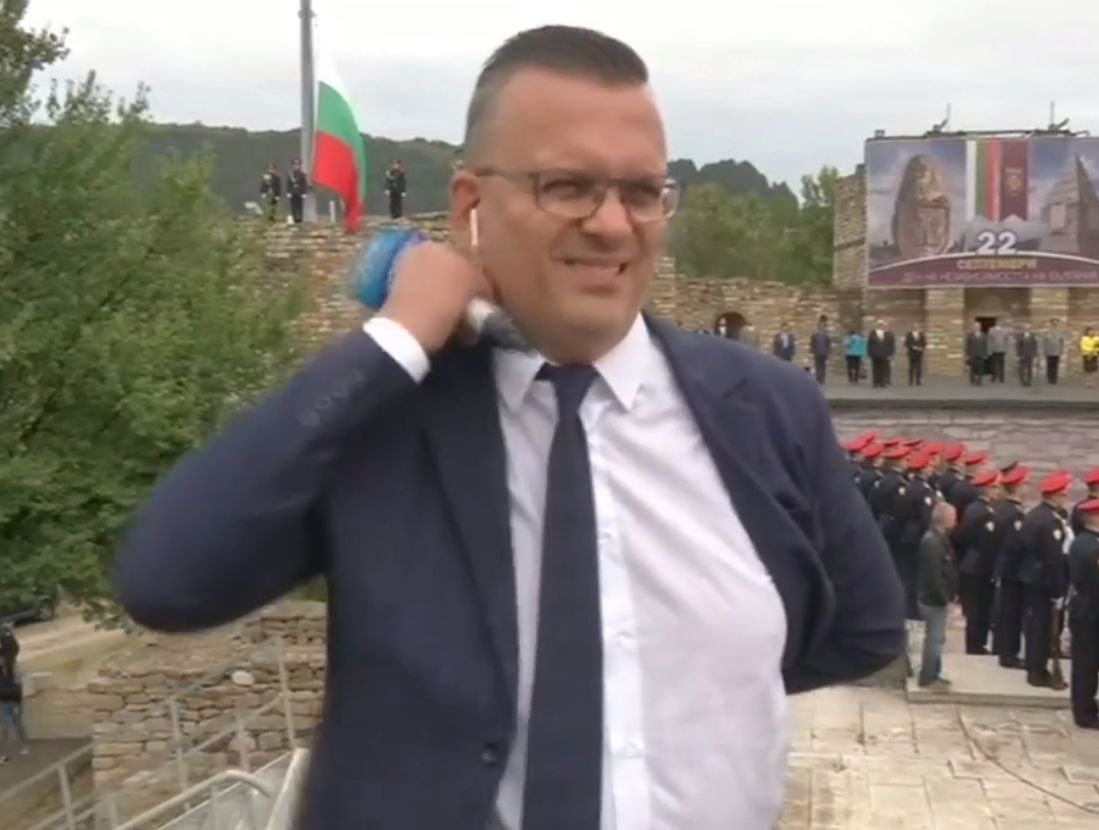 Репортер на Нова ТВ панически се разсъблече в ефир на метри от Радев! СНИМКИ