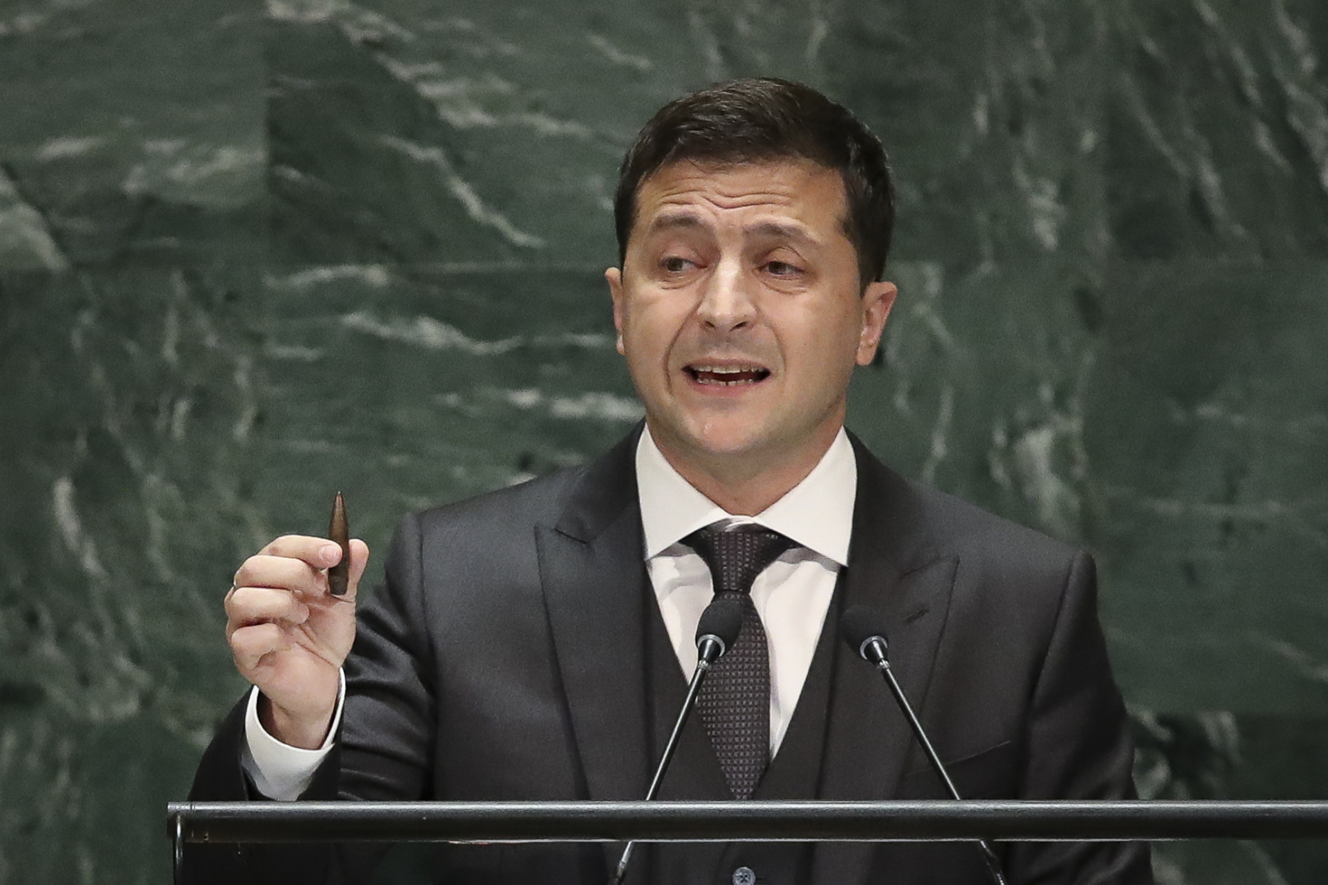Покушение: Изстреляха над 10 куршума по колата на първия помощник на Зеленски СНИМКИ