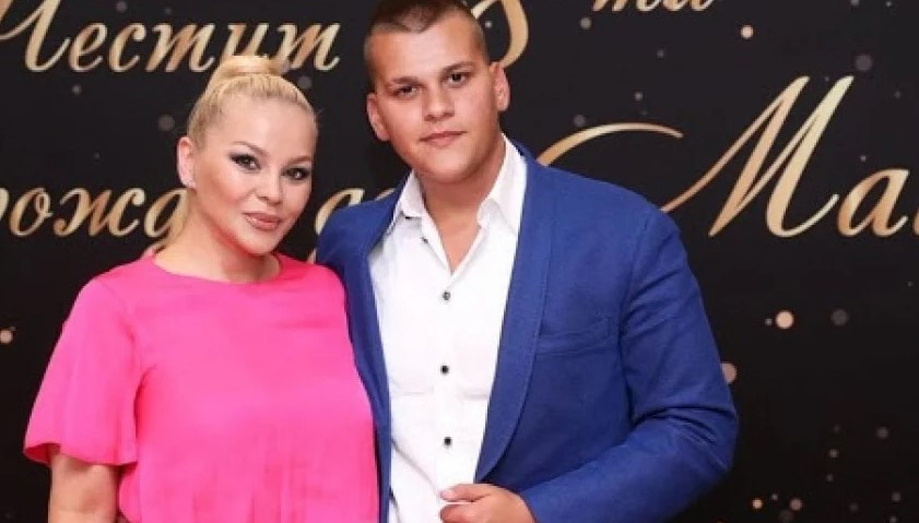 Ето я снахата на Деси Слава, показа си голите... СНИМКА