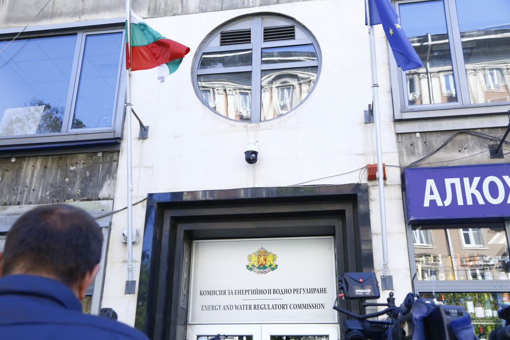 Ето защо от ДАНС и МВР нахлуха в КЕВР и какво се случва СНИМКИ
