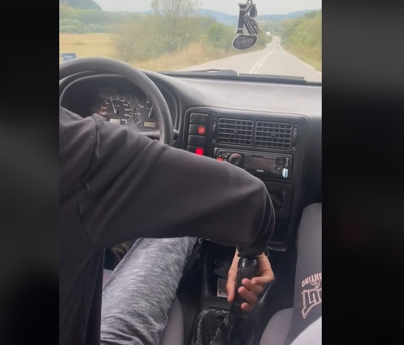 Пусна яка чалга в колата, но се презори и стана... ВИДЕО 