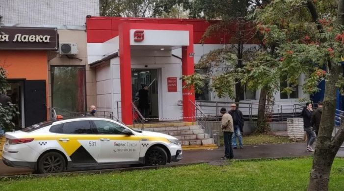 Мъж в рокля с брадва в ръка нападна клиенти на супермаркет ВИДЕО 