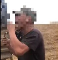 Мъж изпълни опасен трик със змия и се прости с живота ВИДЕО 