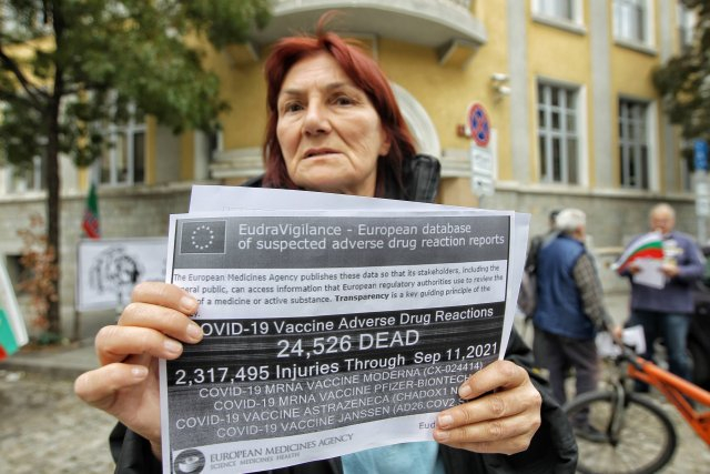 Една шепа антиваксъри излязоха на протест в София,   СНИМКИ