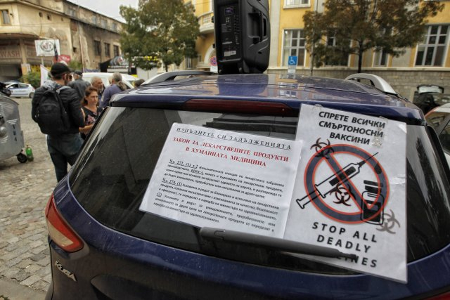 Една шепа антиваксъри излязоха на протест в София,   СНИМКИ