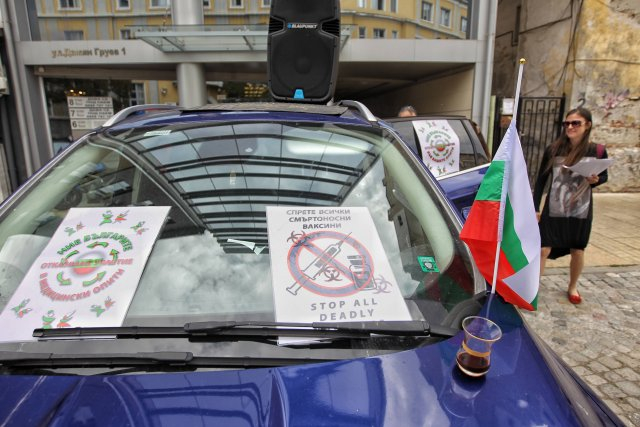 Една шепа антиваксъри излязоха на протест в София,   СНИМКИ
