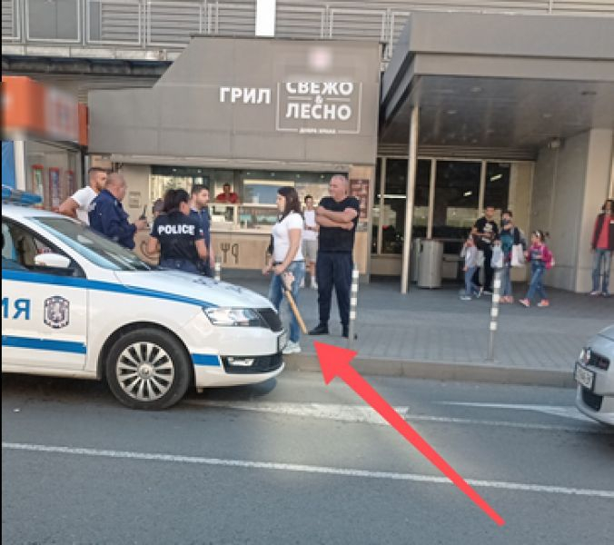 Бойна шофьорка с голяма бухалка ошашави полицаи и клиенти пред хипермаркет в София СНИМКА