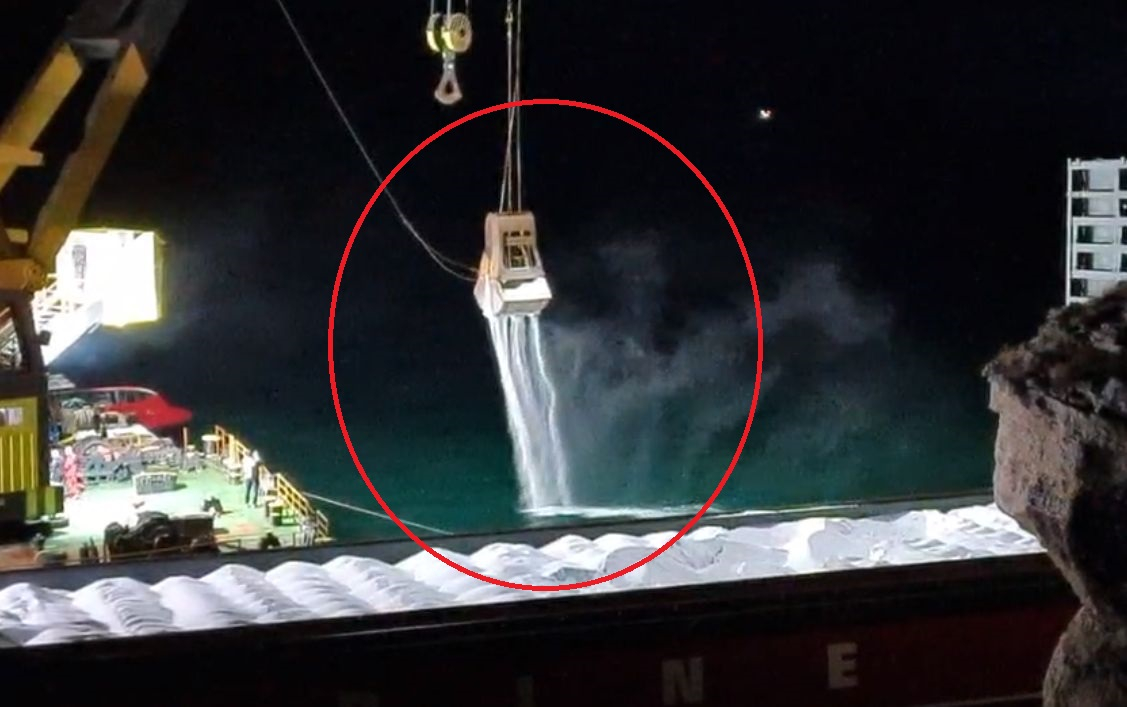 Среднощно ВИДЕО от заседналия кораб край Камен бряг взриви мрежата