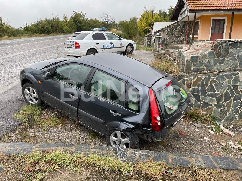 Шофьорка влетя с колата си в заведение, а малко преди нея трима... СНИМКИ 
