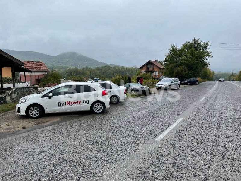 Шофьорка влетя с колата си в заведение, а малко преди нея трима... СНИМКИ 